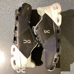 On Running Women's CloudFlyer size 10.5 black/white/mint